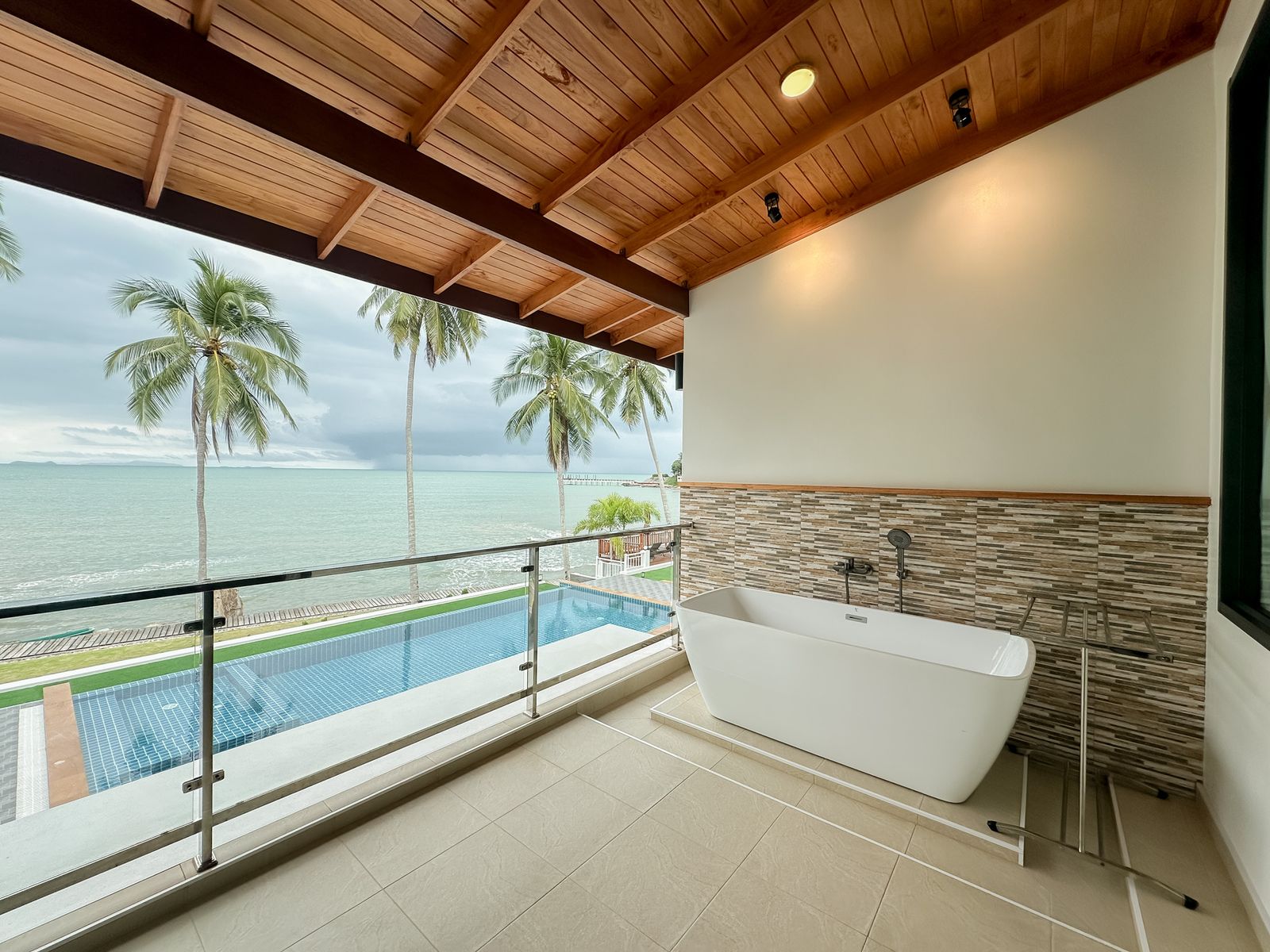 Balcony bathtub above the pool