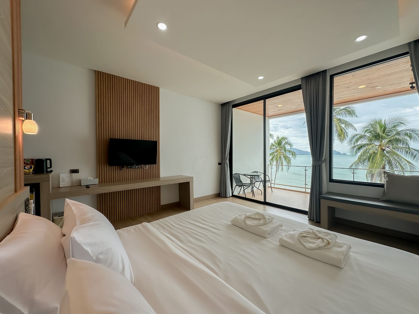 King room with sea-view windows