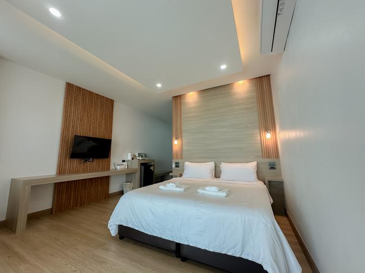 King Room with Pool View — 5
