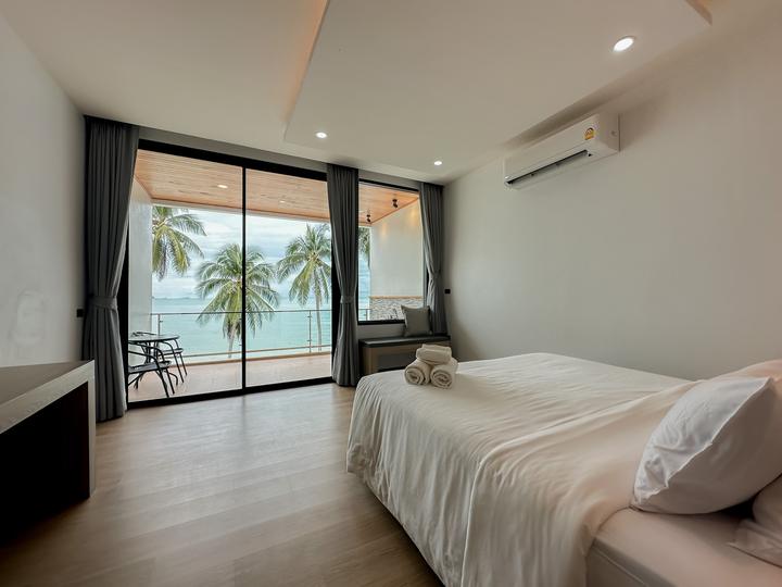 King Room with Pool View — 7