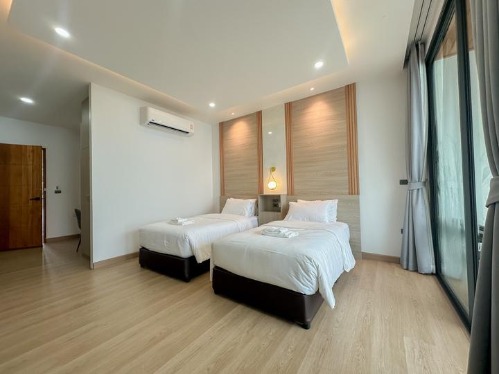 Twin Room with Pool View — 9